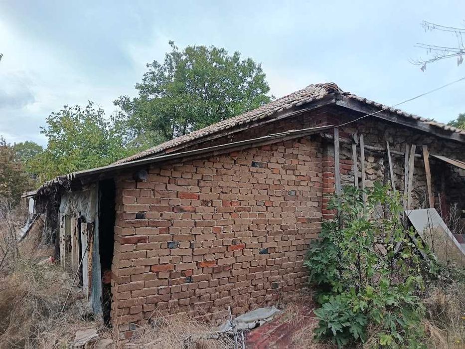 Масивна двуетажна къща в село Младиново