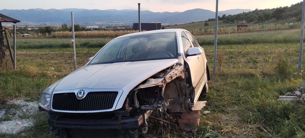 Vând skoda octavia 2 avariată +12 cauciucuri cu jante tabla  bara fata  spate noi, instalație gaz tommaseto...