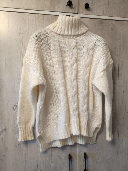 Вязанные белые свитеры