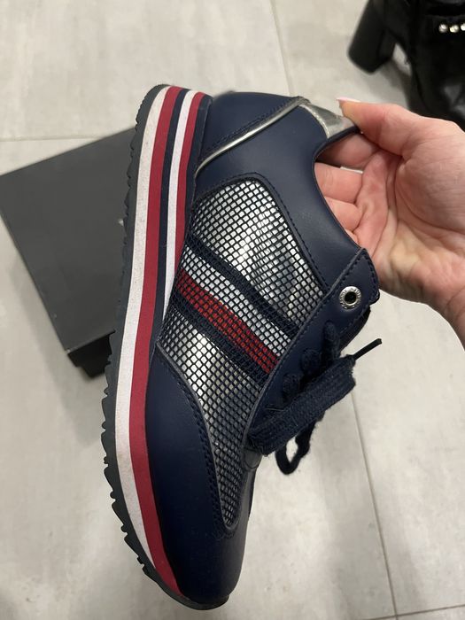 Оригинални маратонки на Tommy Hilfiger
