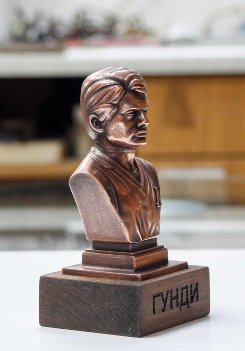 Статуетка- бюст на "Георги Аспарухов-ГУНДИ".Медна галванопластика.