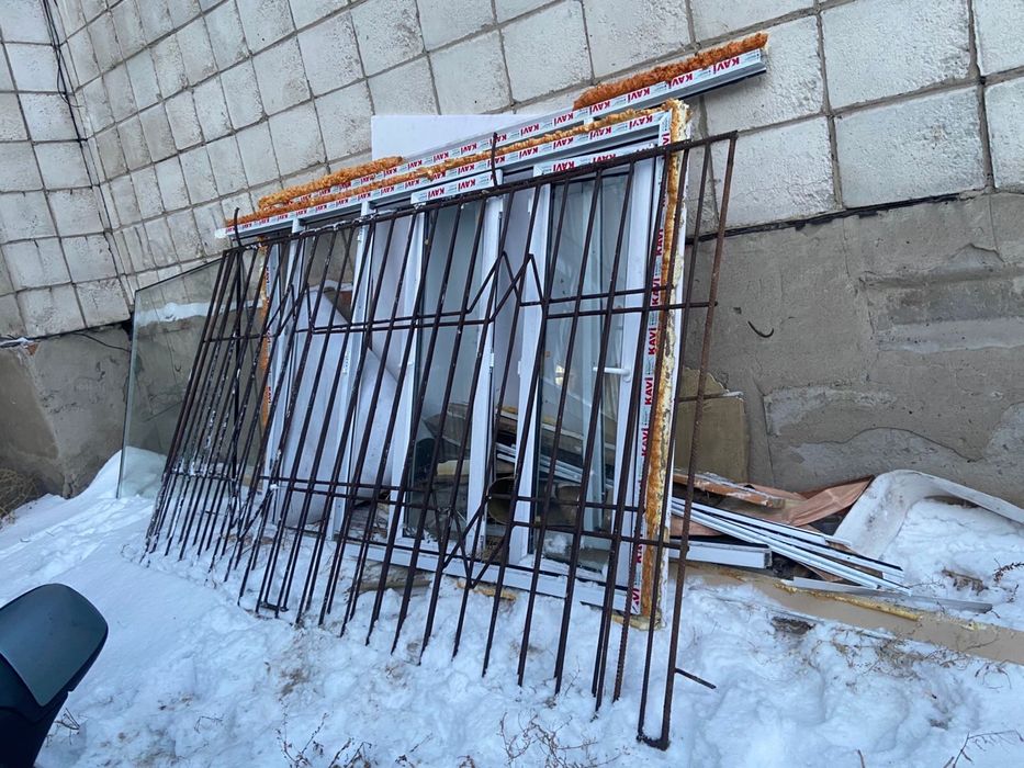 Решетка и пластик окна