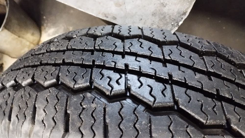 Продам зимнюю резину 215/75/15