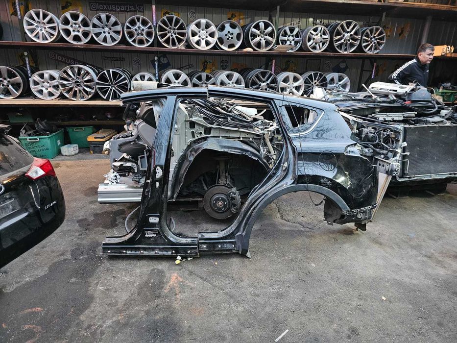 Заднее левое крыло Rav4