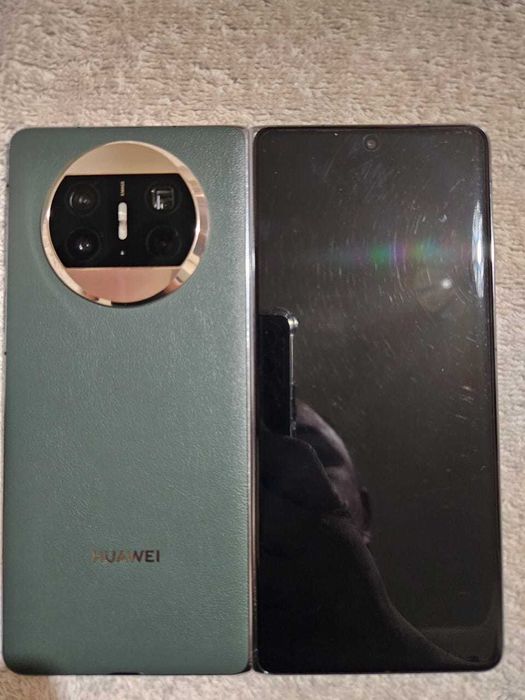 Тилифон в хорошем состоя имеет трещину на переднем экране нии