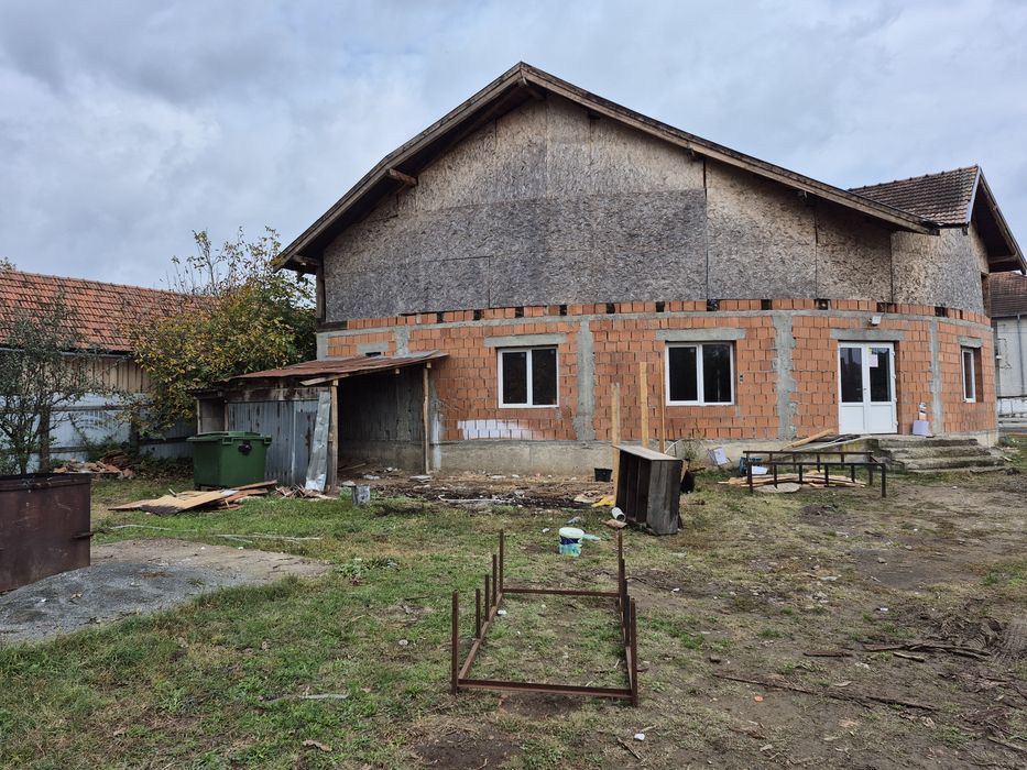 Casa de vanzare sau închiriere în comuna Forotic – poziție centrală