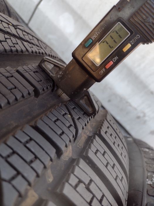 Топ състояние 4бр.235/40/19. Pirelli dot2214