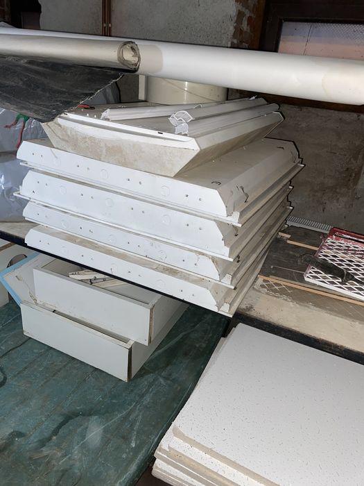 Vand 4 corpuri de iluminat tavan casetat si 10 plafoane toate 40 lei