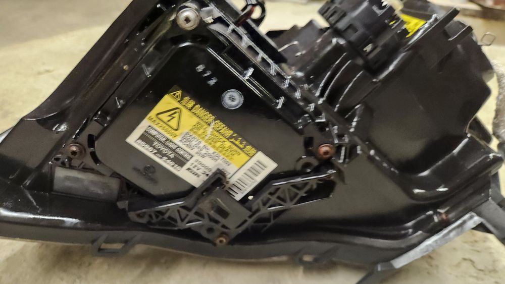 Фарове Тойота Авенсис 2008