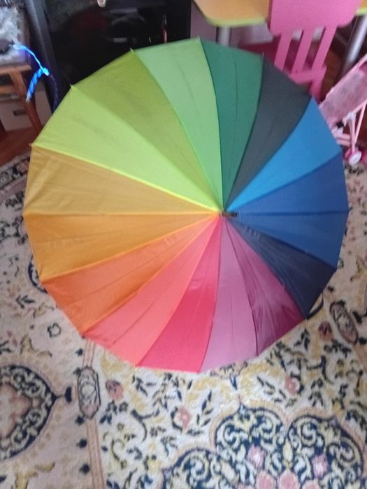 Umbrela negru și curcubeu