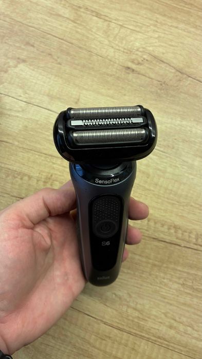 Vând Aparat de ras electric Braun Series 6 61-N1000s, încă în garanție