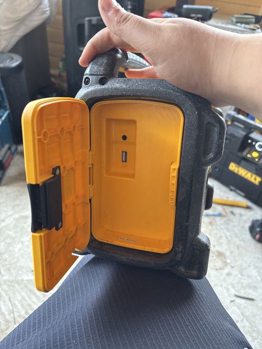 Corp radio dewalt DCR020