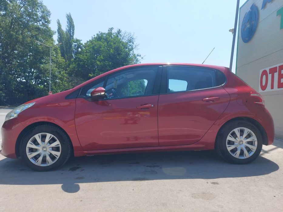 Peugeot 208 1.2 бензин 82к.с  2013г.