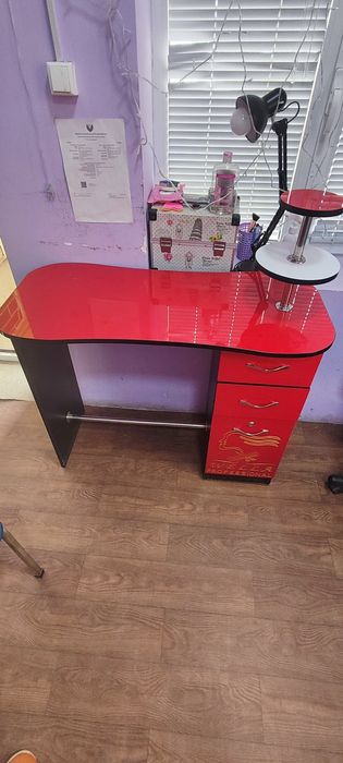 Manikur stol va laklar aparatlar