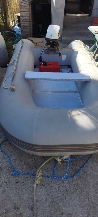 Лодка с двигател