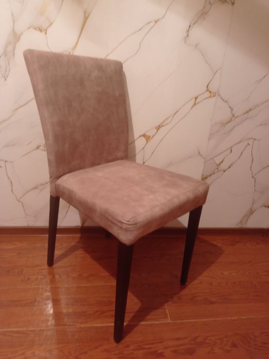 Круглый стол и два стула