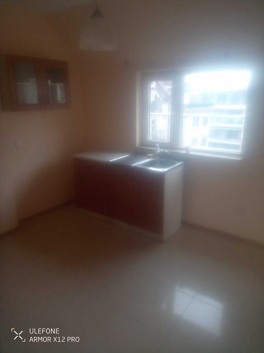 Тристаен под наем Банишора