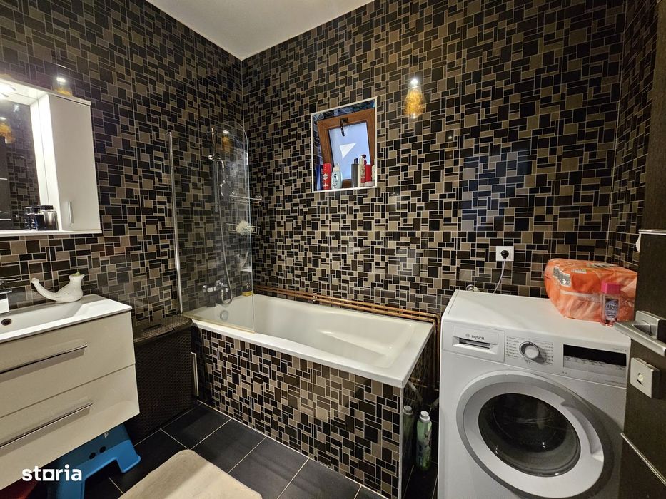 Vand apartament 3 camere decomandate , la vila + curte individuala