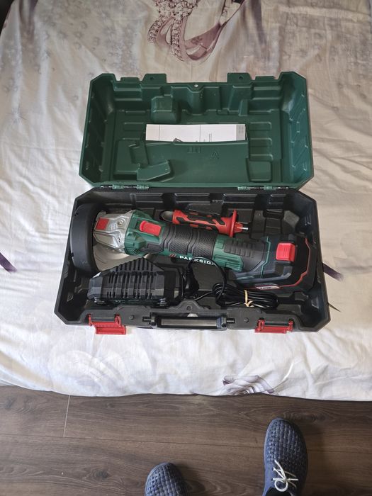 Flex Parkside cu acumulator.