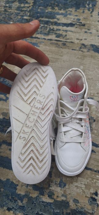 Adidași skechers fata