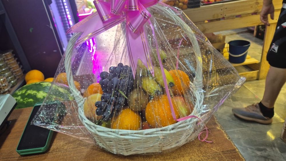 Продам фрукты, виноводка. Упаковкой Подарочная