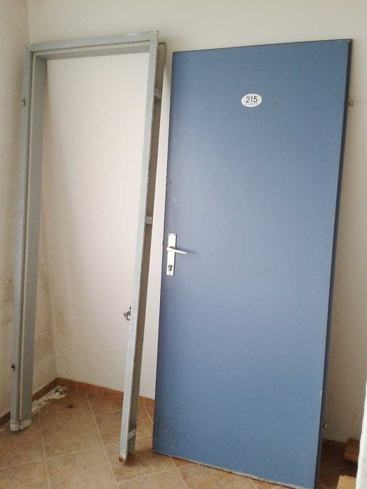 Интериорни врати с метална каса