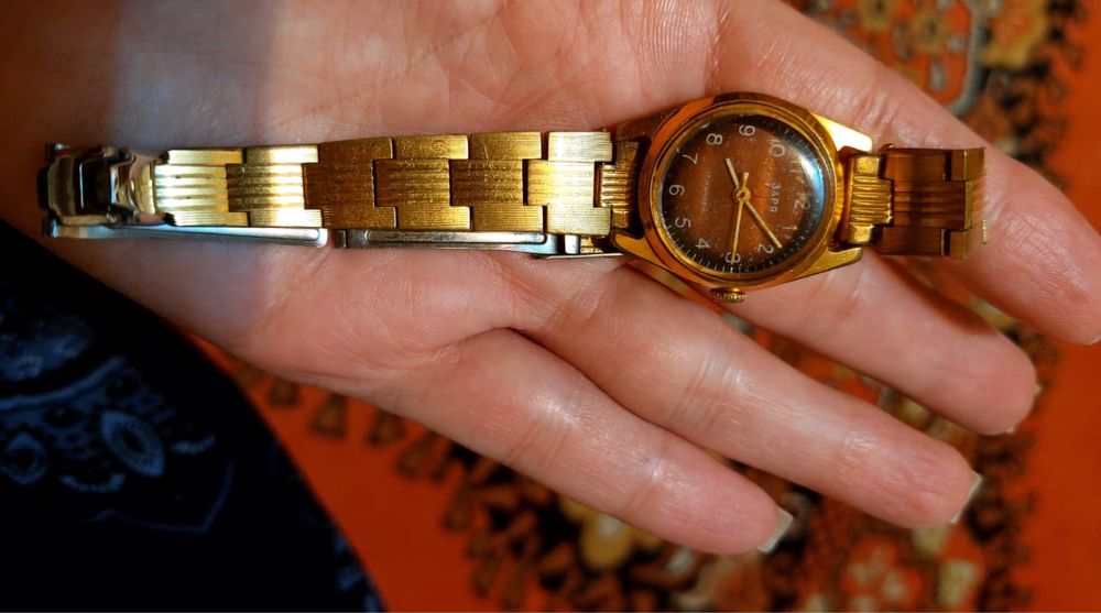 Продам позолоченые часы