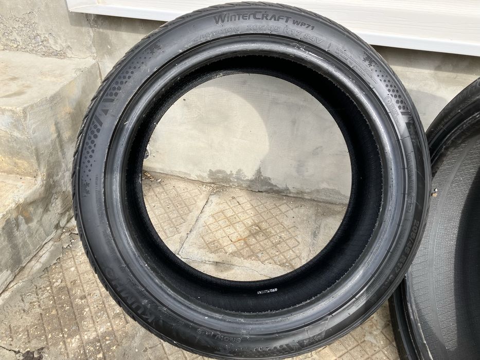 2 броя зимни гуми Kumho 205 45 17 с борд