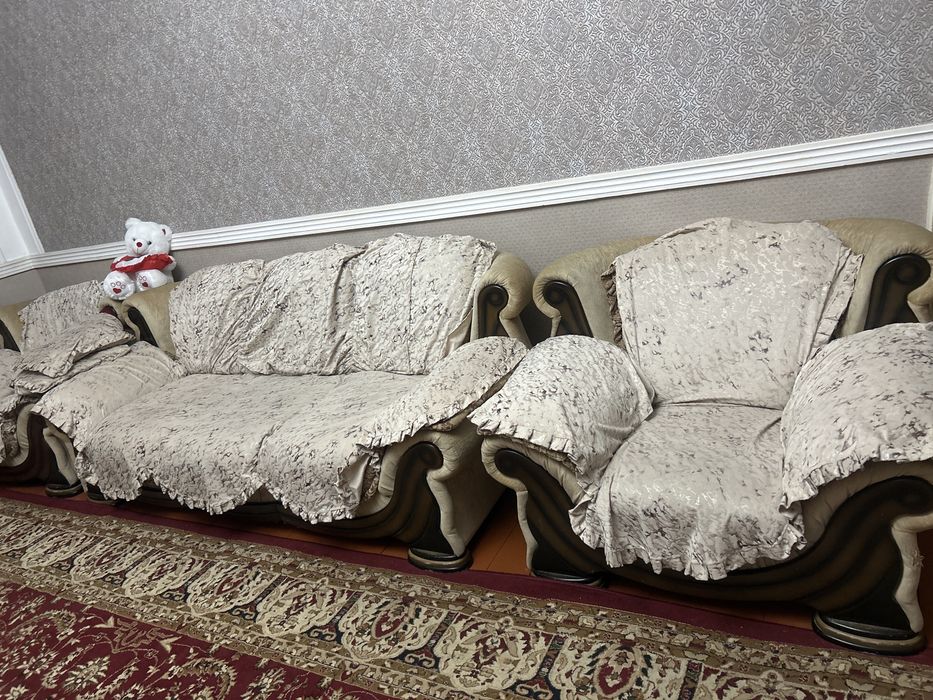 Диван екі креслосымен,Белорусияныкі,жағдайы жақсы,үстіңдегі жабқышымен