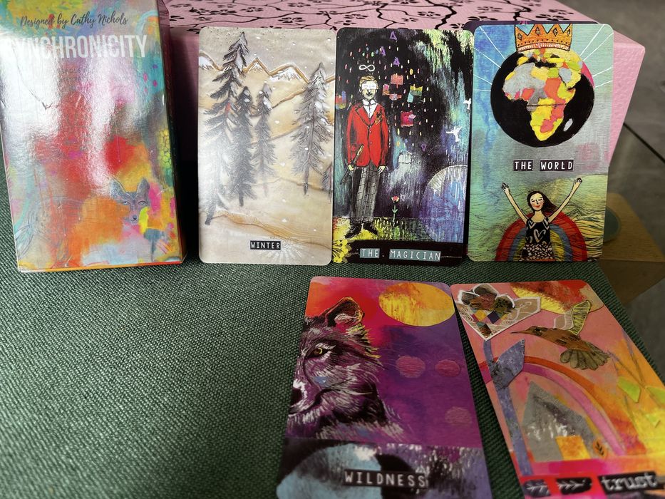 Различни видове Таро карти и Оракули