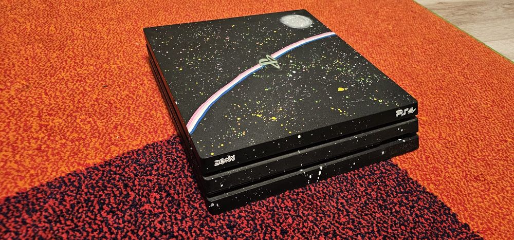 PS4 Pro Custom + 2 controllere + stație încărcare + 8 jocuri