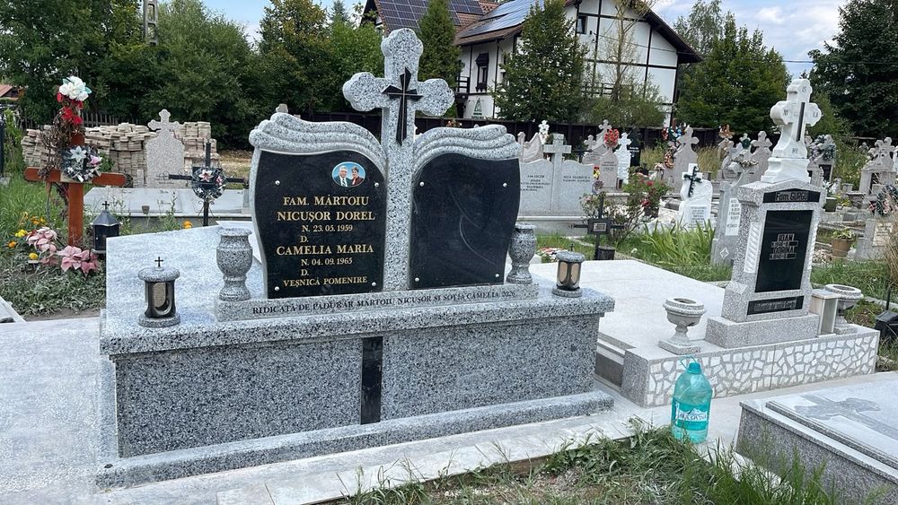 Executam placari monumente funerare