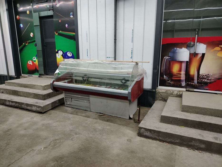 Vetrina xolodelnik sotiladi