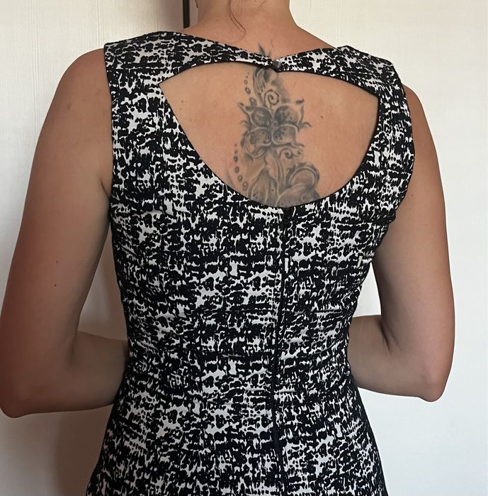 Рокля елегантна, много стилна , официална.