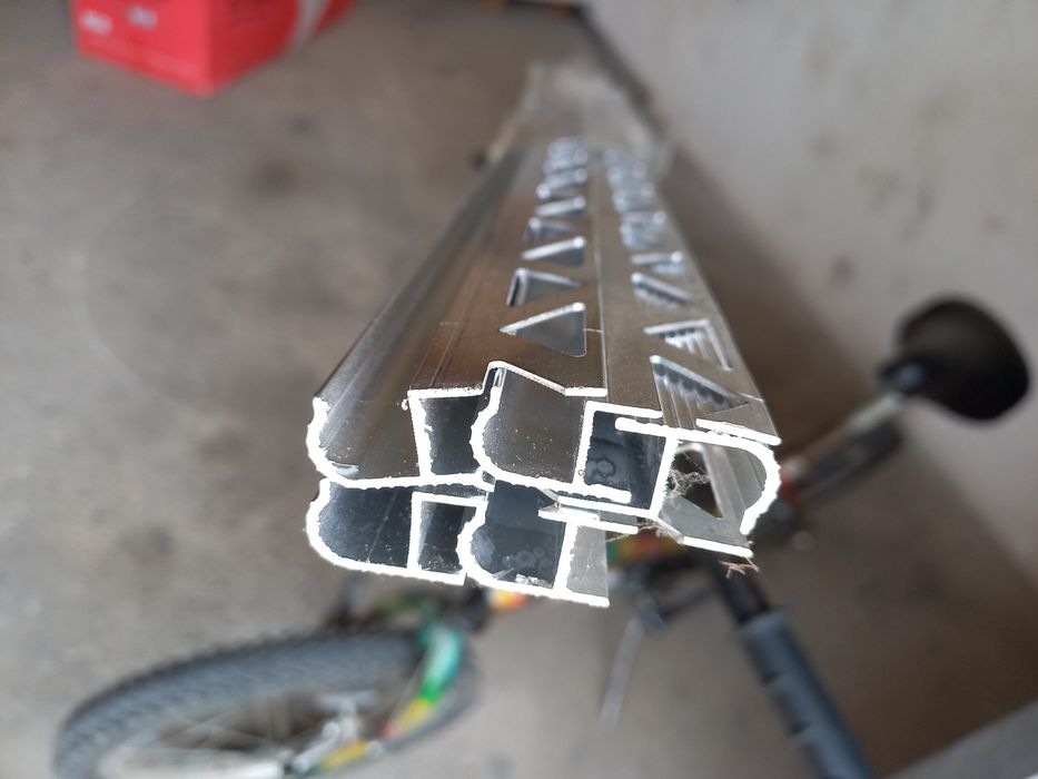 Profil aluminiu,treapta rotund,natur 3m lungime.NOU.Pret.50 lei.