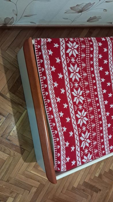 Pat simplu cu saltea inclus.