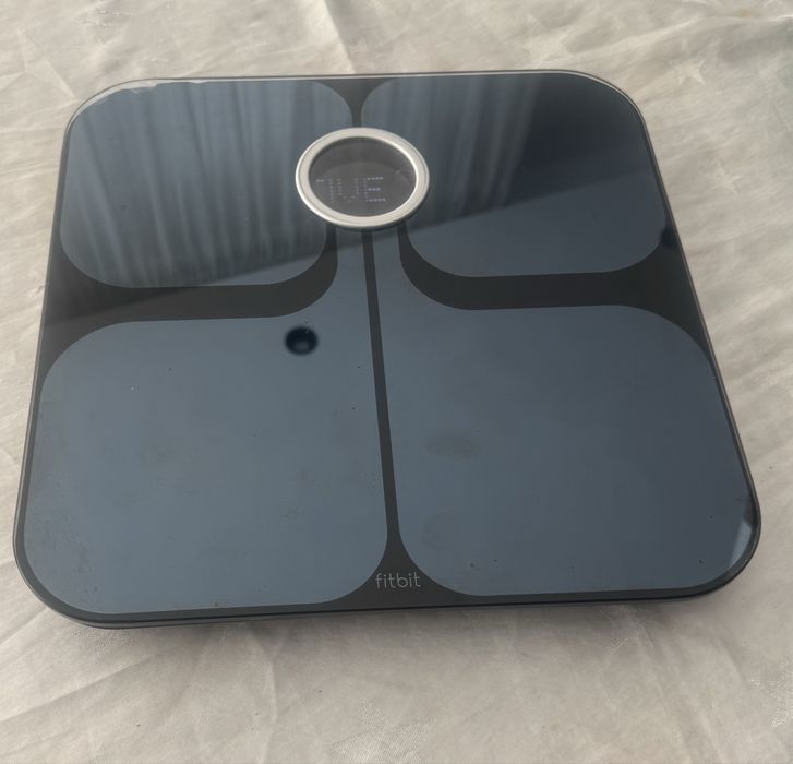 Смарт кантар Fitbit