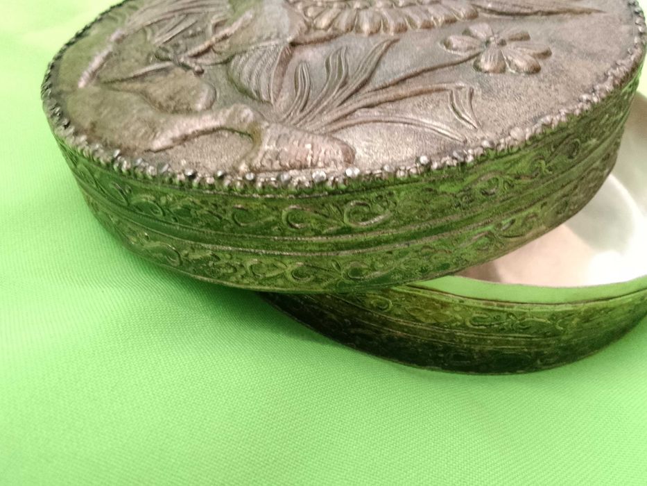 релефна медна посребрена кутия за бижута с огледало възрожденски стил