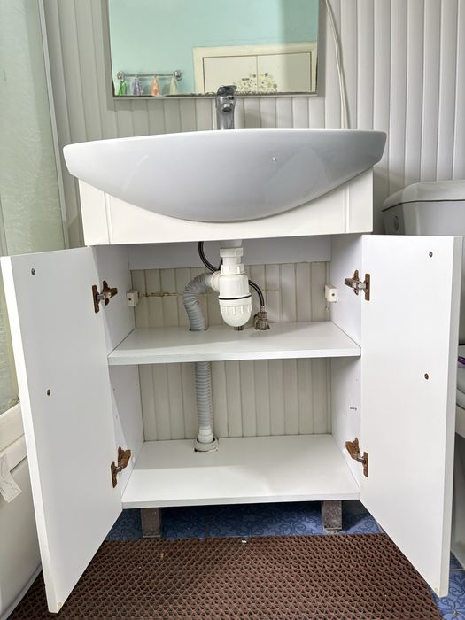 Продается раковина с тумбой и зеркалом.