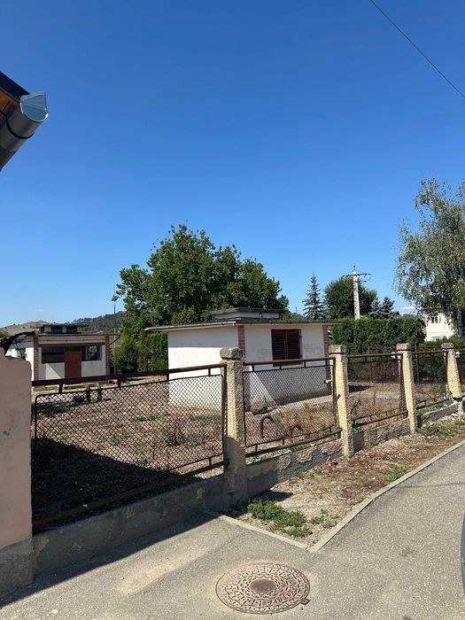 Vand teren + cladiri in centrul localitatii Albesti