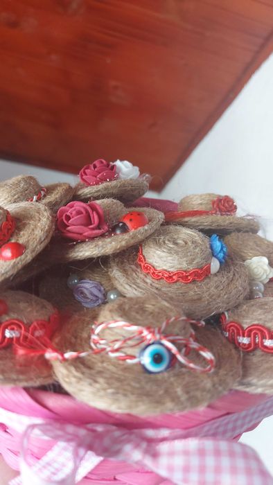 Pălăriuțe din iută cu magnet , decorate (mărțișor) handmade