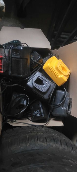 2 Bormasini Dewalt si încărcătoare diverse mărci