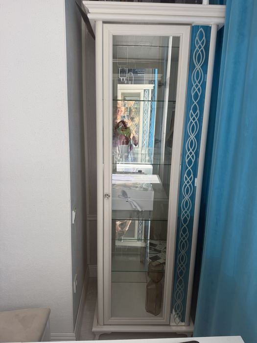 Продам тумба и 2 витрины