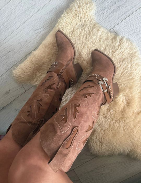Cizme cowboy damă tip ciocate,maro caramel,cu catarame și ținte