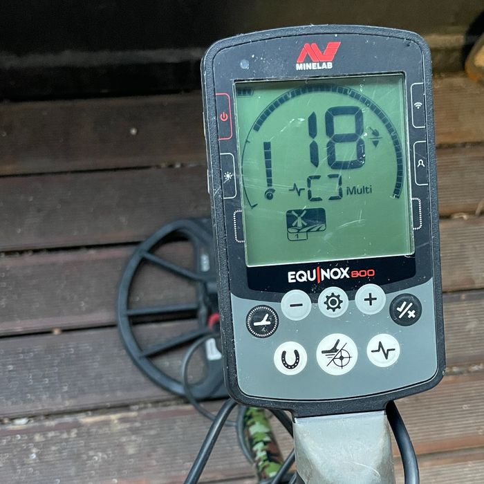 Металотърсач Minelab Equinox 800 със сонда 11", слушалки и документ