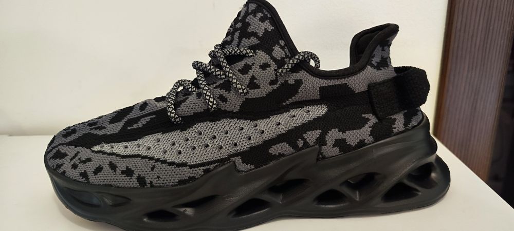 Vând pantofi sport bărbați