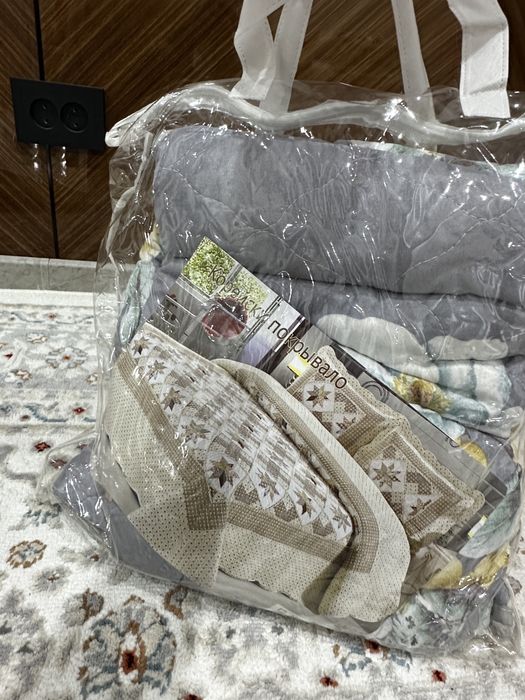 Продам два набора прстельного белья и покрывало