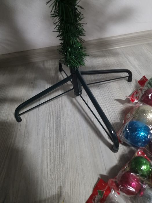 Brad artificial 1.8m, set complet cu decorațiuni