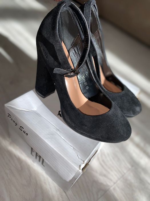 Продается чёрные замшевые туфли