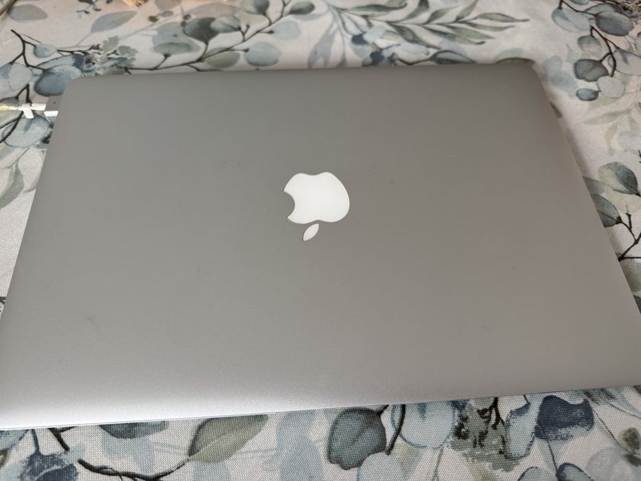 Продам Macbook Air 2017, 8Гб, отлично работает